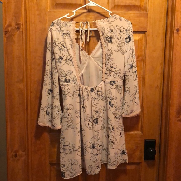 Jodifl Lightweigt Bell sleeve dress - Picture 2 of 3